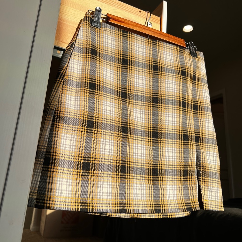 Plaid yellow UO skirt with Pockets! 💛